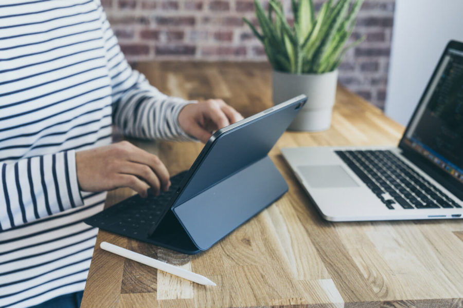 bg-image-ipad-desk-900×600 managed it services